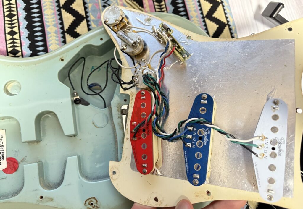 ピックガードに取り付けられた電子回路